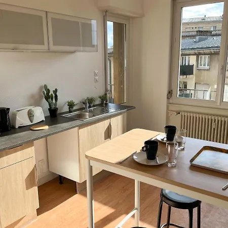 Quarto em Acomodações Particulares Privees -private Room- Dans Un Spacieux - 100m2 Centre Proche Gare